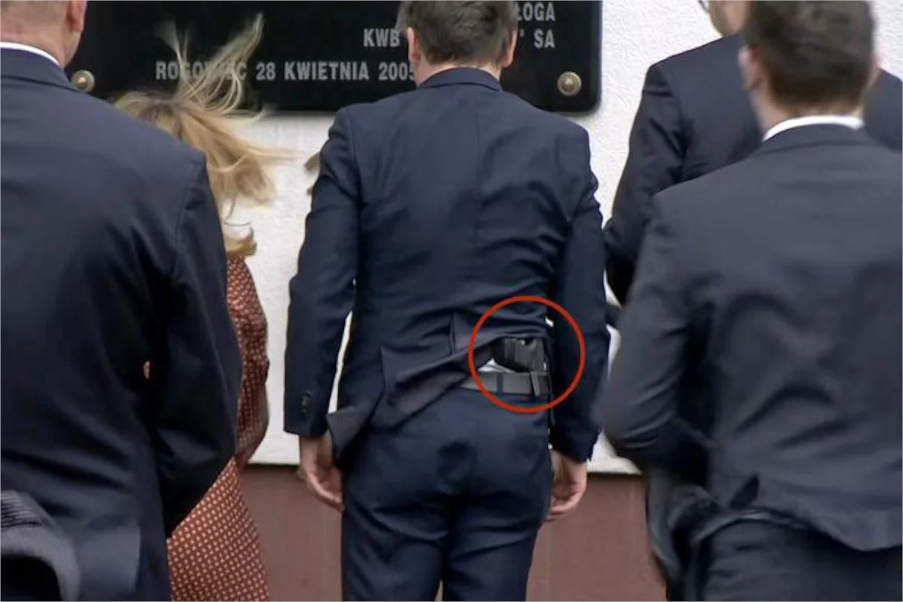 Zbigniew Ziobro został przyłapany z bronią za paskiem spodni Zbigniew Ziobro został przyłapany z bronią za paskiem spodni