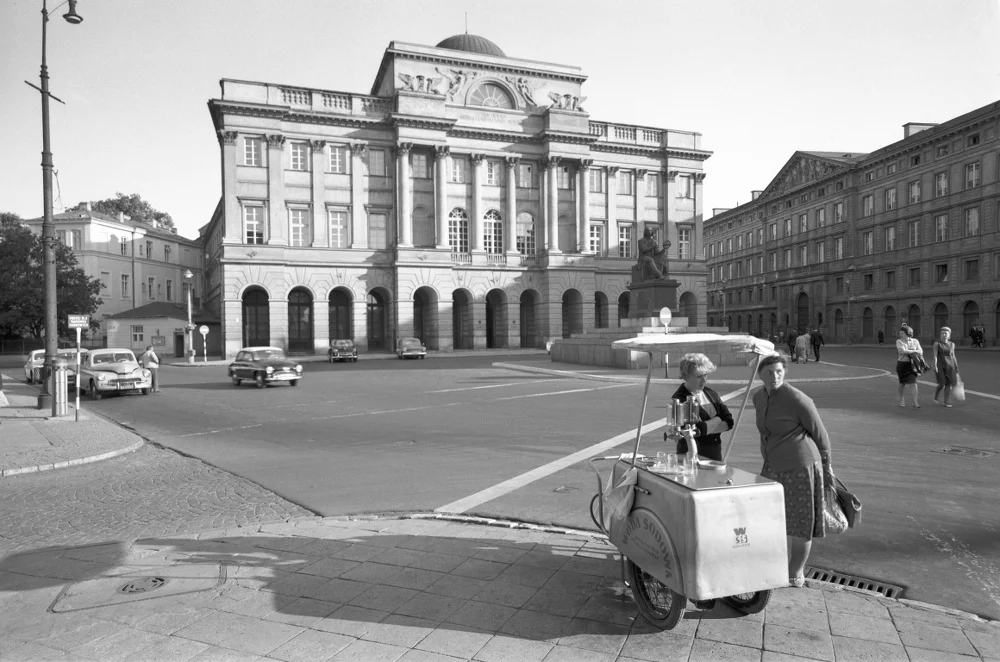 Sprzedaż wody z saturatora przed Pałacem Staszica przy ul. Nowy Świat 72, między 1960 a 1970.