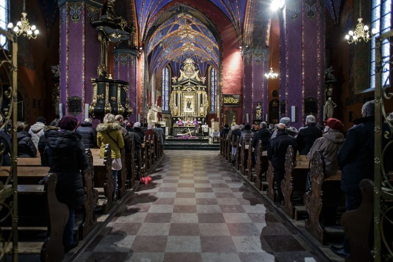 Mężczyzna zasłabł i zmarł w kościele. Zdjęcie poglądowe.