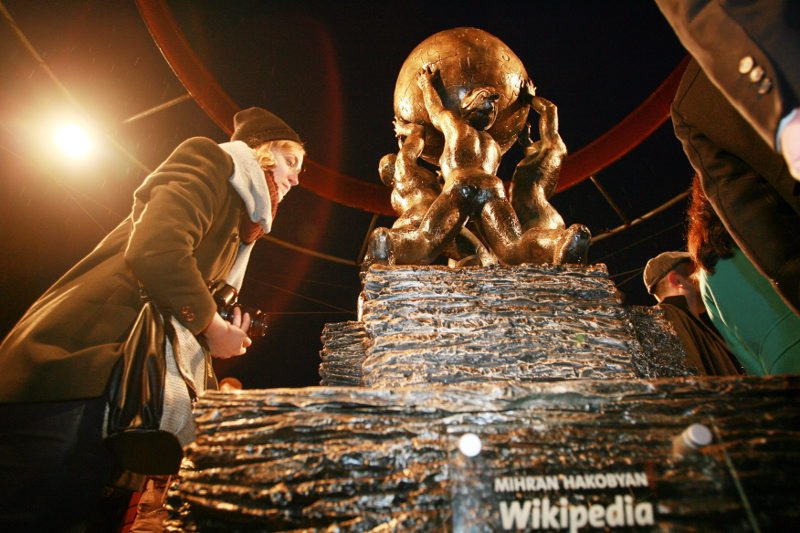Wikipedia w Polsce ma nawet swój pomnik – tak wiele dla nas znaczy.