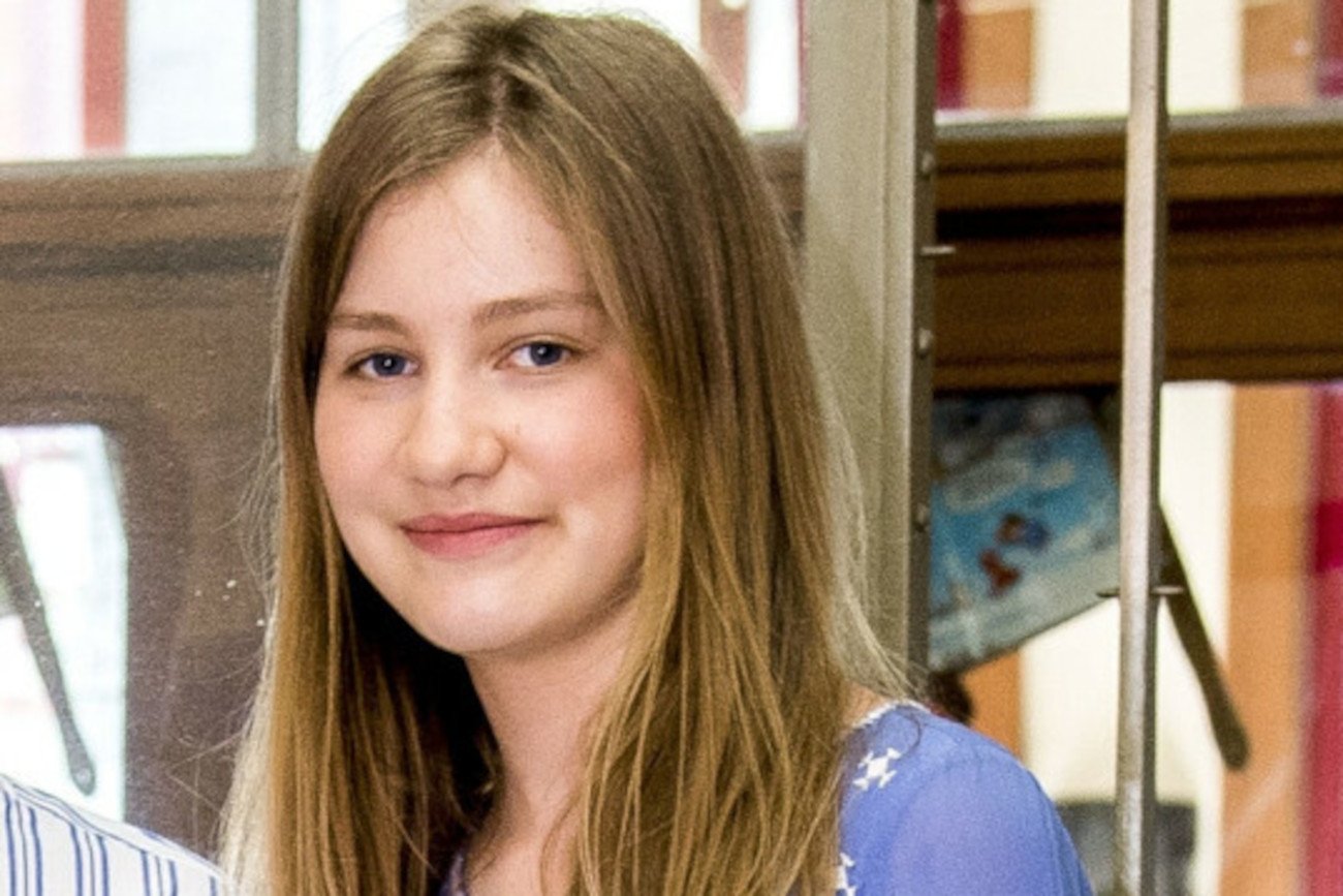 Elisabeth Koburg jest młodą dziewczyną, która w przyszłości będzie królową.