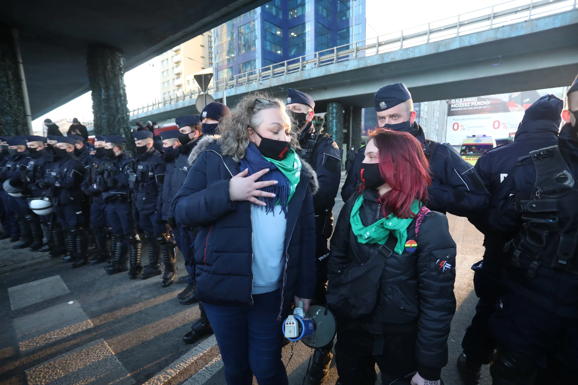Siły policyjne znacznie przewyższały liczbę uczestników demonstracji Strajku Kobiet w Warszawie.