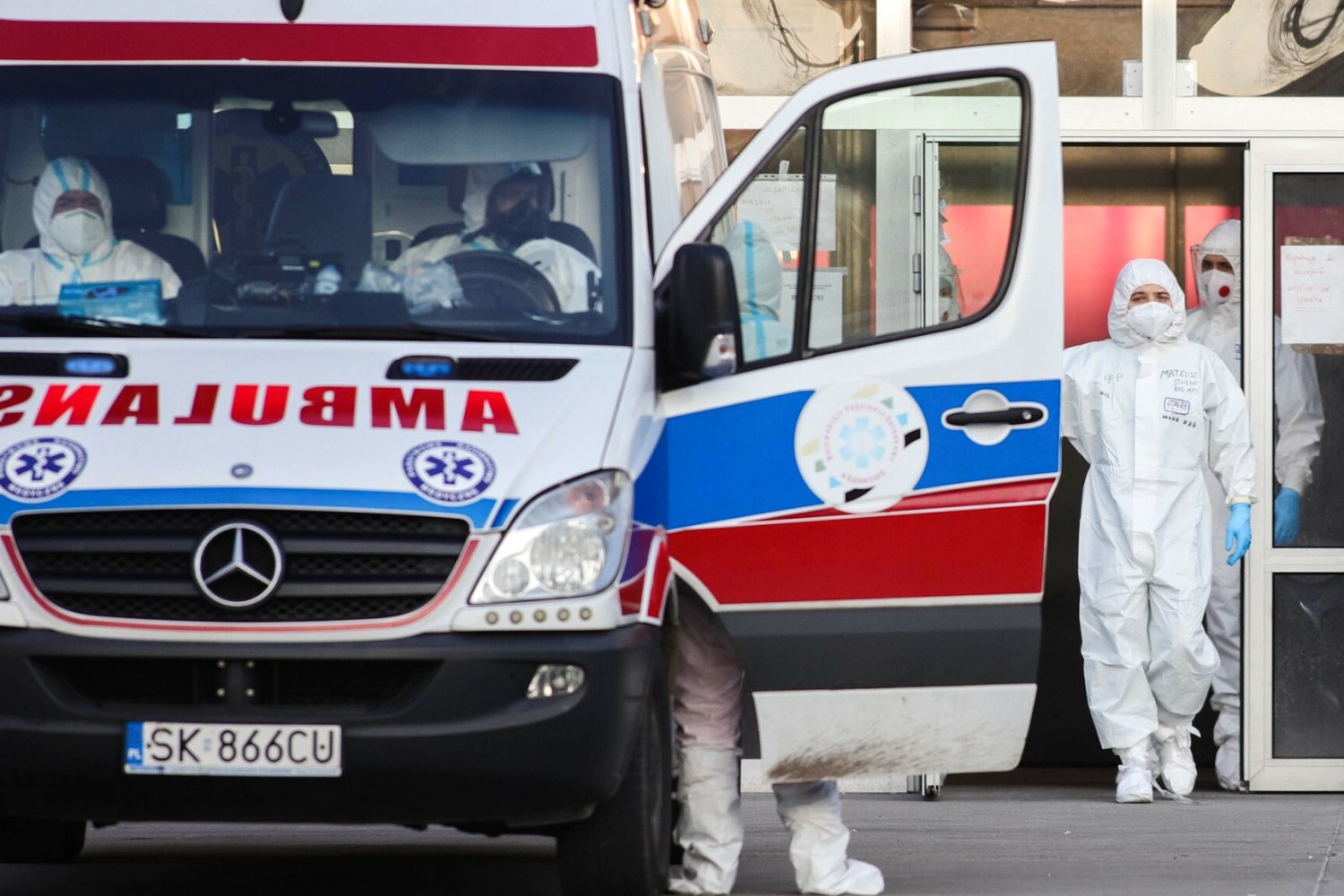 COVID-19. Eksperci alarmują, że nadchodzi kolejna fala zakażeń.