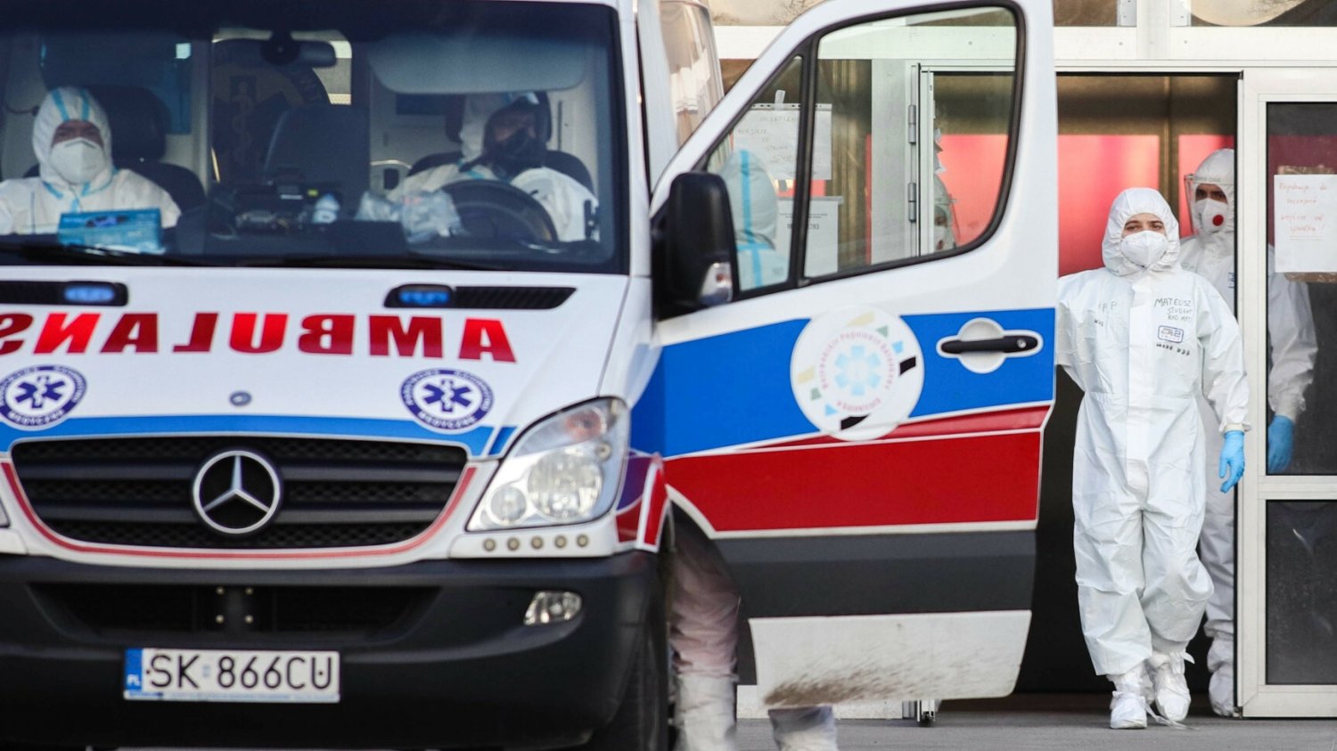 COVID-19. Eksperci alarmują, że nadchodzi kolejna fala zakażeń.