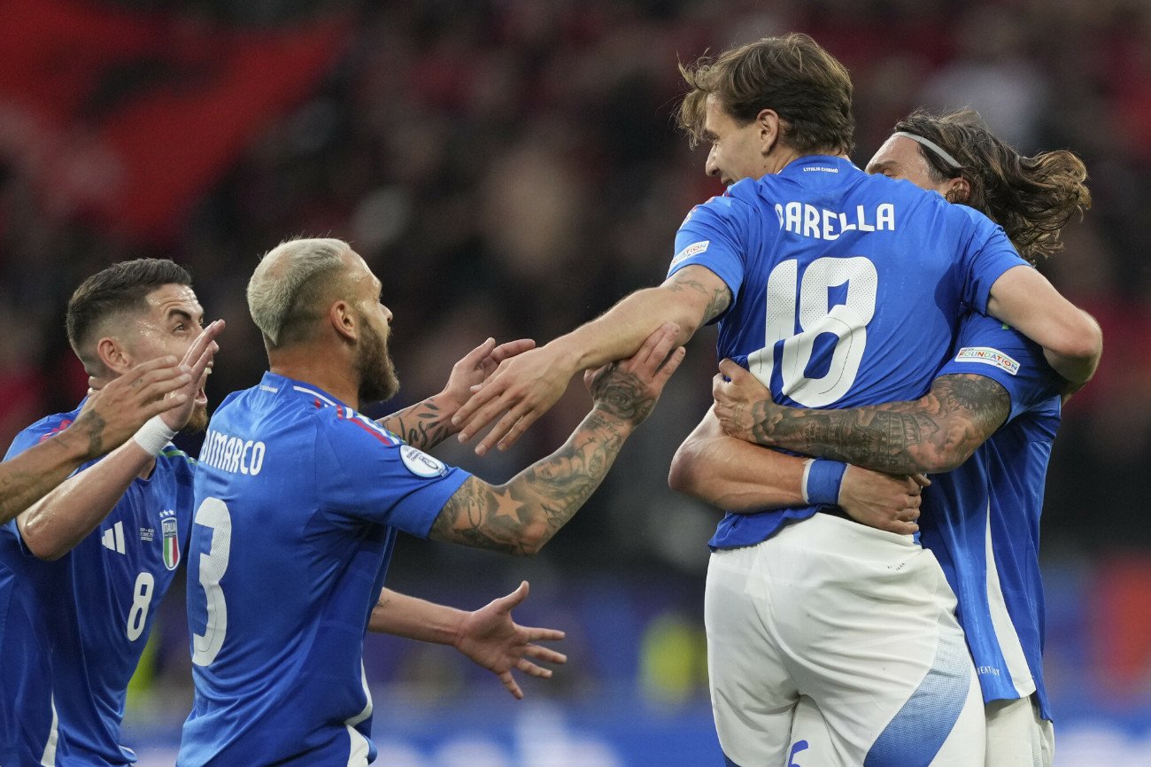 Włosi świętują druga bramkę w meczu z Albanią