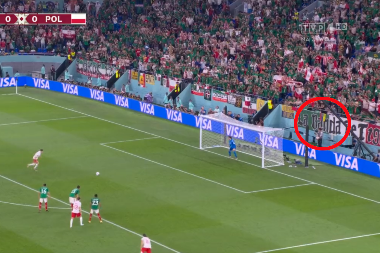 Robert Lewandowski wykonuje rzut karny w meczu z Meksykiem.