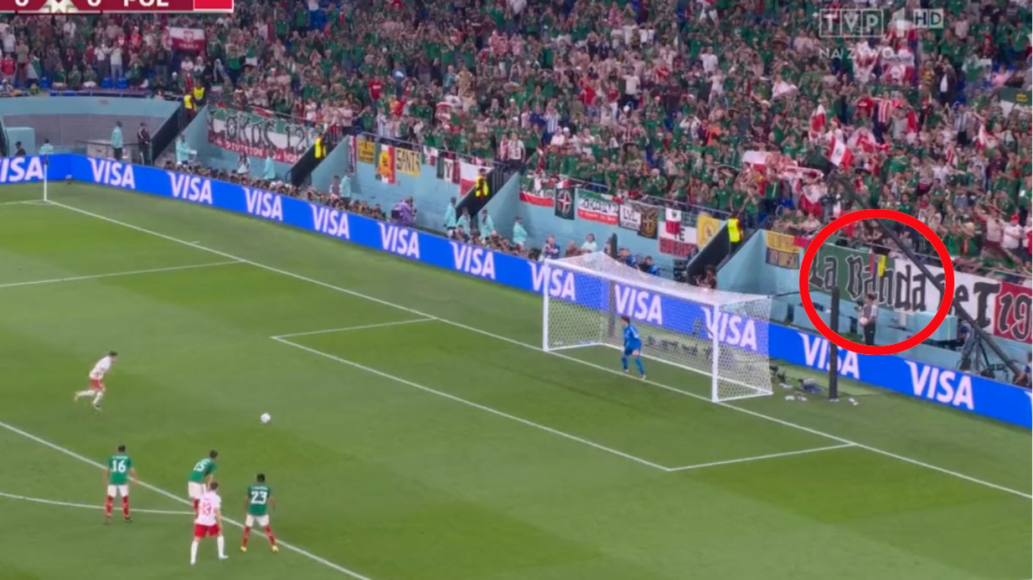 Robert Lewandowski wykonuje rzut karny w meczu z Meksykiem.