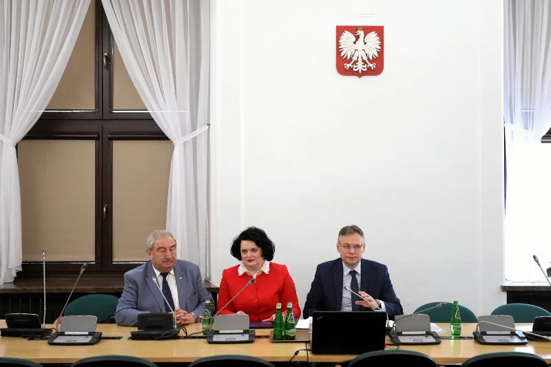 Posłowie Andrzej Melak, Barbara Dziuk i Arkadiusz Mularczyk podczas posiedzenia parlamentarnego zespołu ds. oszacowania wysokości odszkodowań należnych Polsce od Niemiec za szkody wyrządzone w trakcie II wojny światowej.