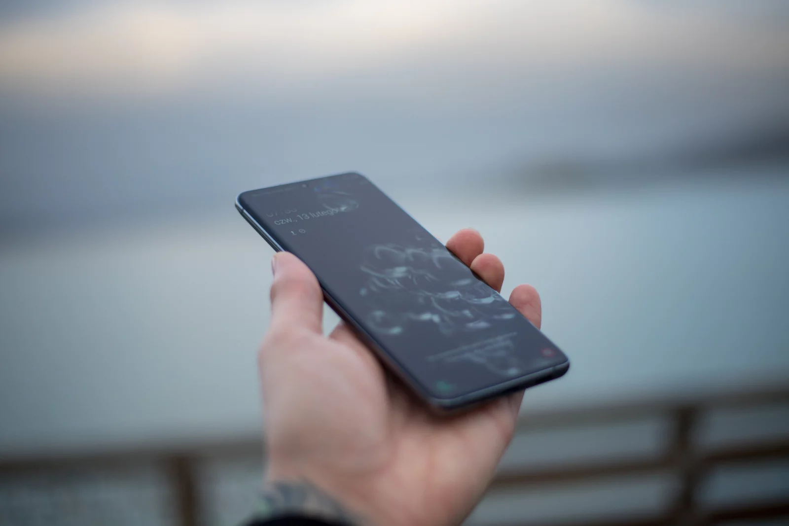 Smartfon jest na tyle wąski, że możemy go obsługiwać jedną ręką (choć posiadacze niewielkich dłoni mogą mieć z tym problem)