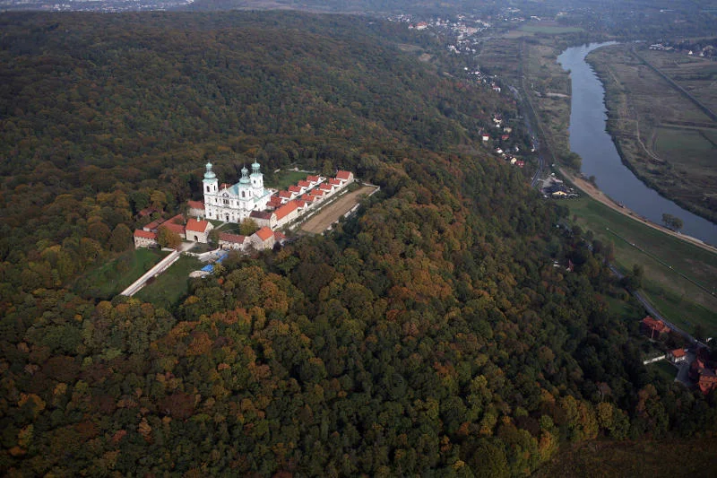 Klasztor Kamedułów na Bielanach z lotu ptaka.