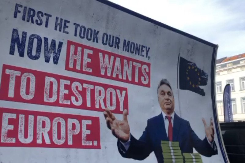 Guy Verhofstad rozpoczął kampanię wymierzoną w premiera Węgier.