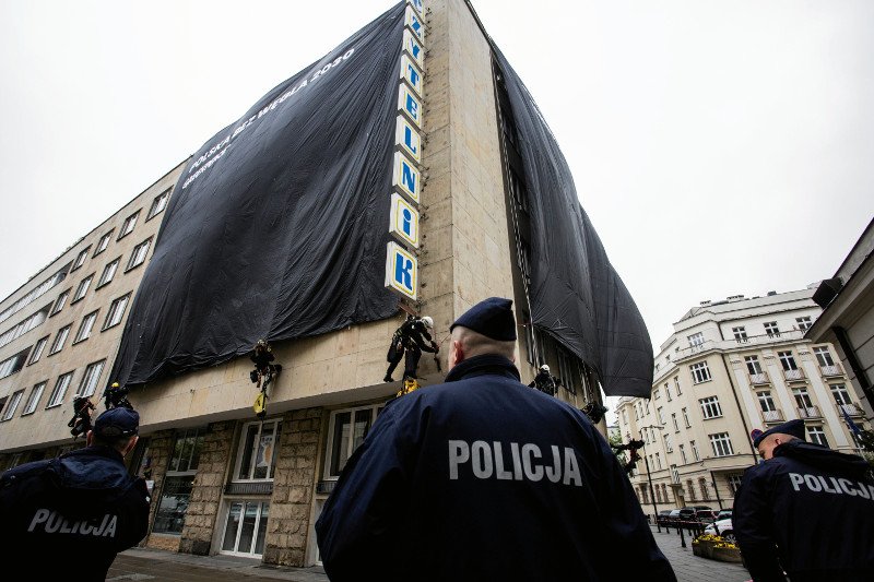 Policja zatrzymała co najmniej 44 osoby, które brały udział w akcji zasłaniania czarną płachtą budynków, w których są biura PO i PiS.