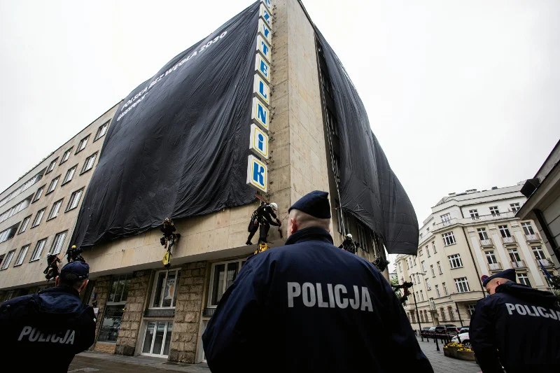 Policja zatrzymała co najmniej 44 osoby, które brały udział w akcji zasłaniania czarną płachtą budynków, w których są biura PO i PiS.