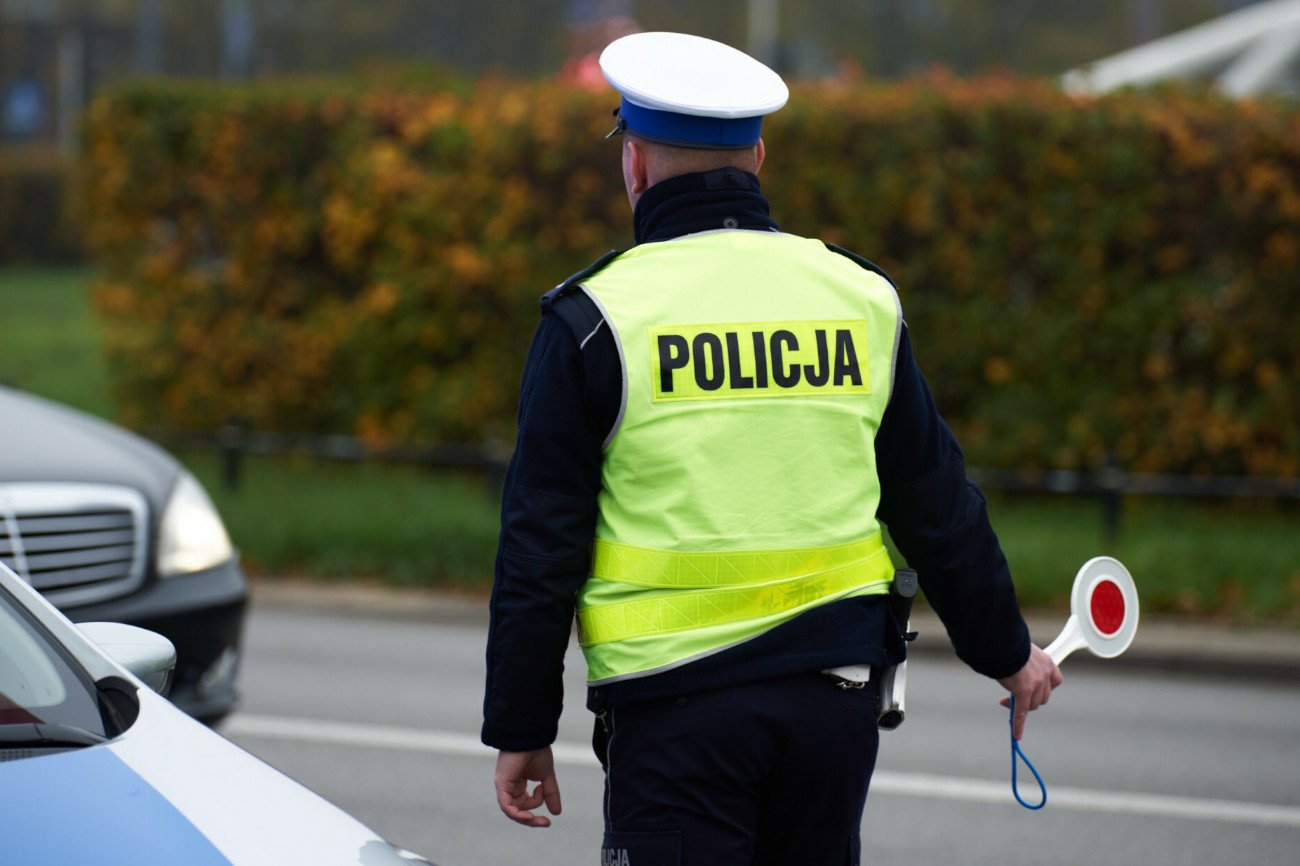 16-latek pędził audi 240 km/h, chciał rozjechać policjantów policja kontrola drogowa