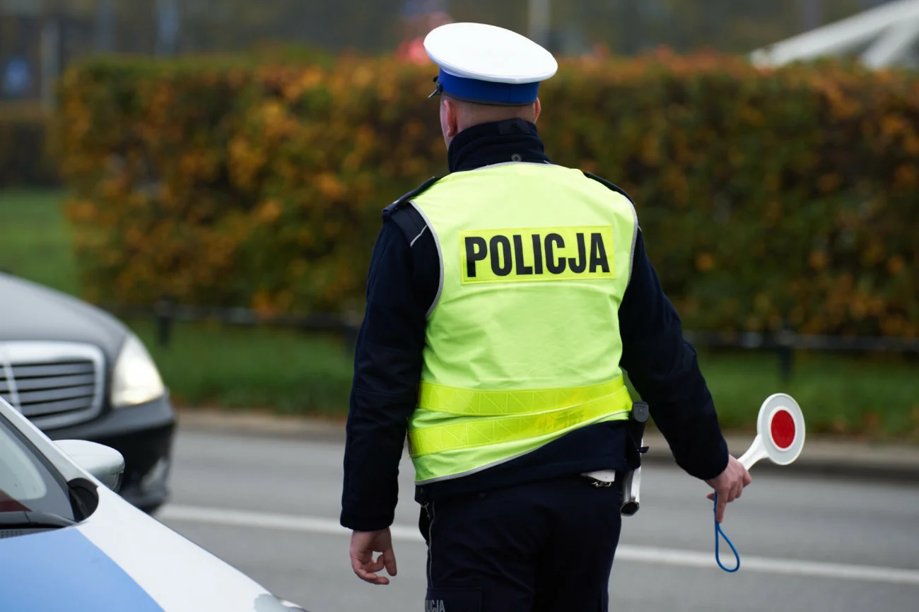 16-latek pędził audi 240 km/h, chciał rozjechać policjantów policja kontrola drogowa