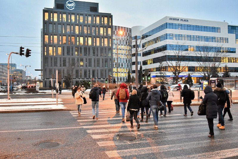 Ulica Domaniewska to zagłębie biurowców w Warszawie. "Słoika" można tam spotkać na każdym kroku.