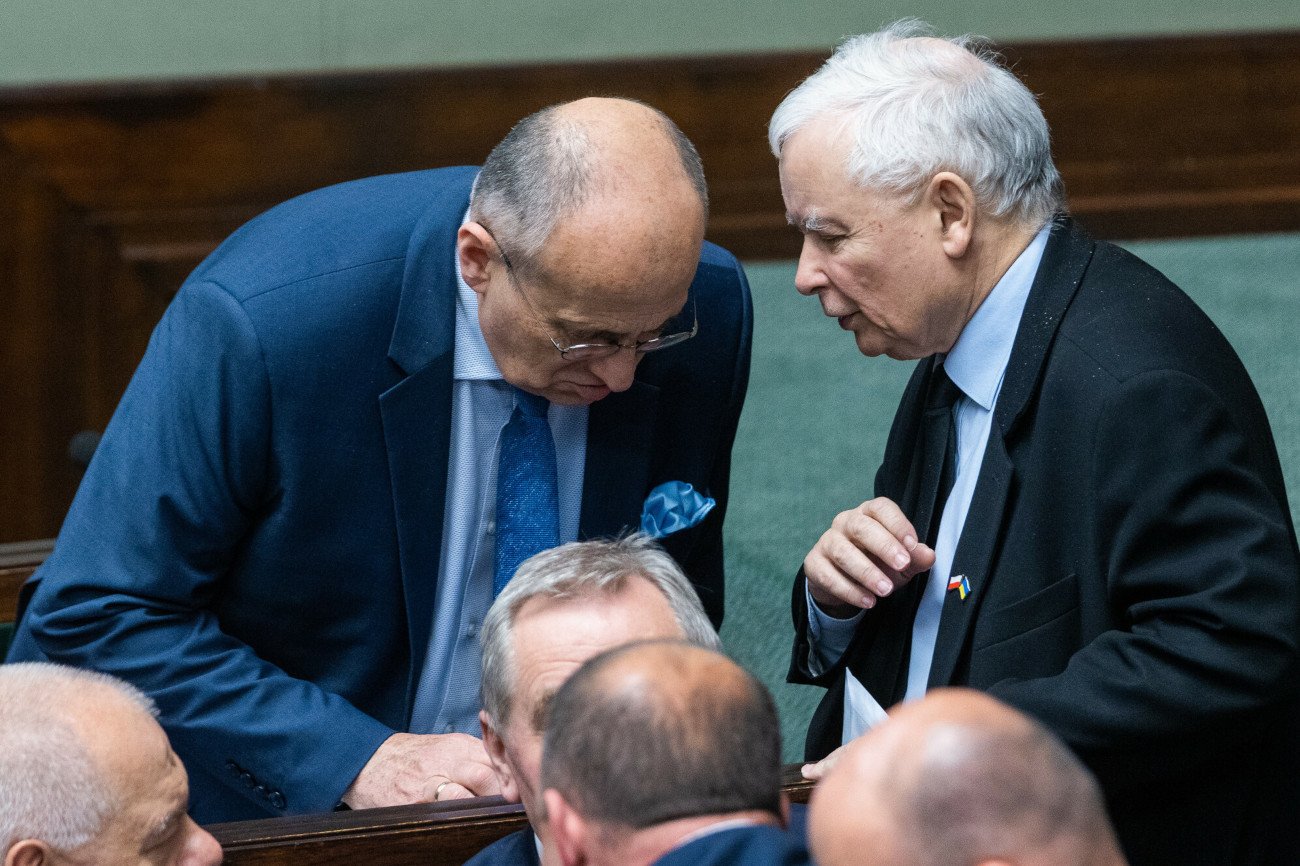 Ujawniono treść "przekazów dnia" ws. afery wizowej. Tak politycy PiS mają się tłumaczyć w mediach.