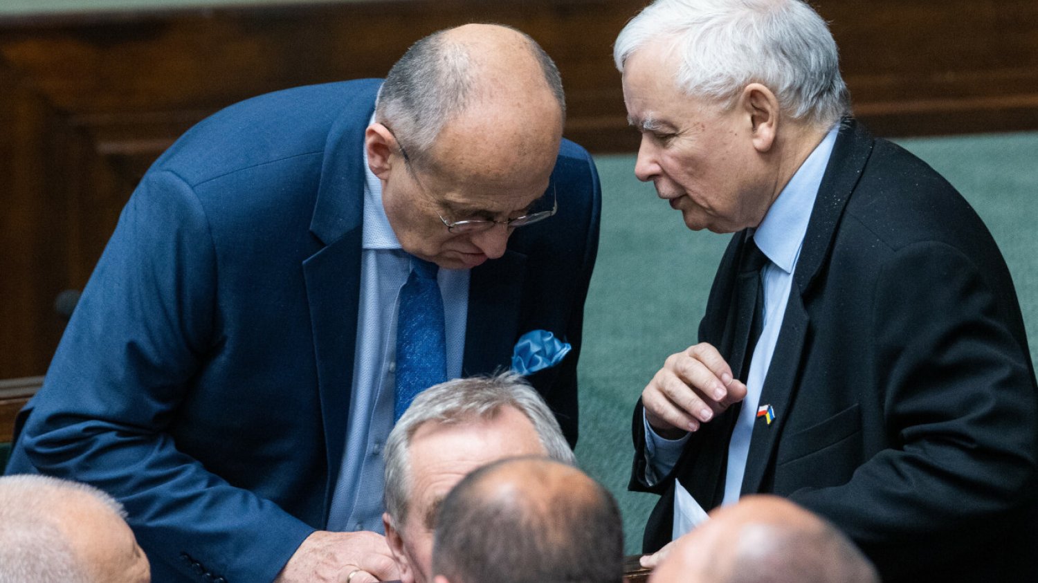 Ujawniono treść "przekazów dnia" ws. afery wizowej. Tak politycy PiS mają się tłumaczyć w mediach.
