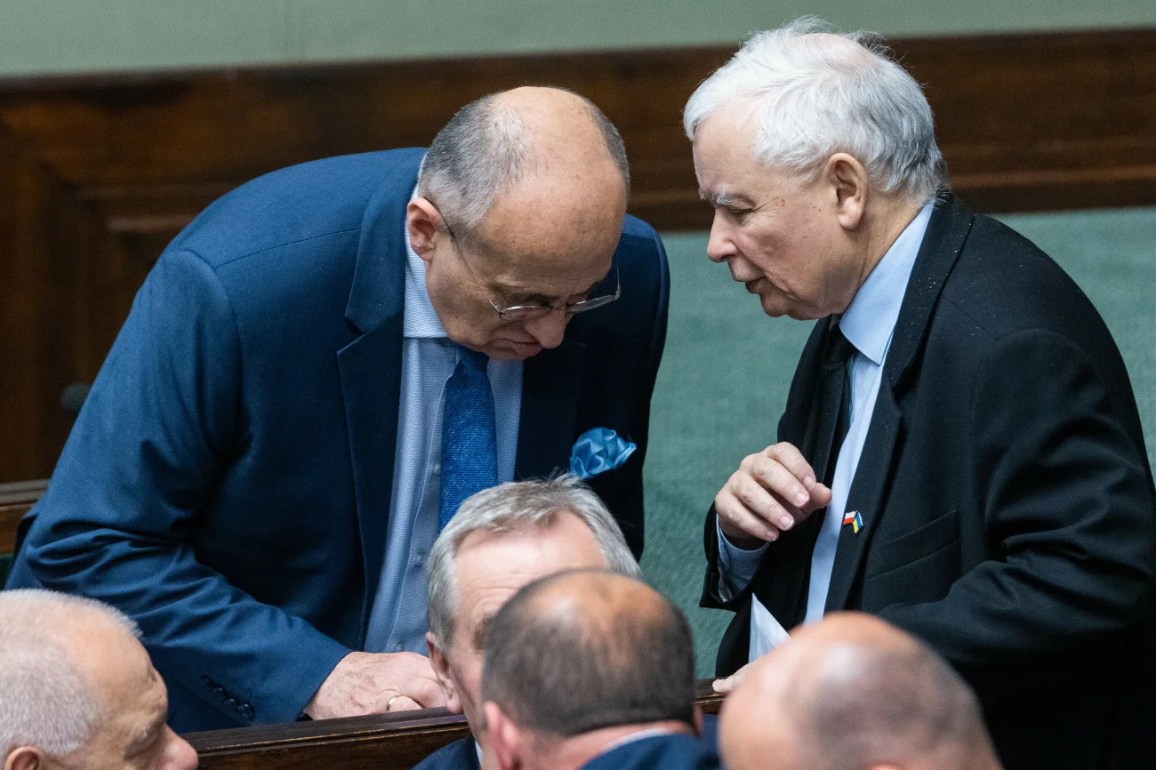 Ujawniono treść "przekazów dnia" ws. afery wizowej. Tak politycy PiS mają się tłumaczyć w mediach.