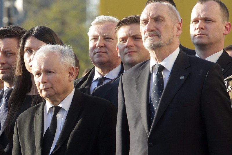 – Wierzę, że będziecie gwardią tego pomnika, tego popiersia. Że będziecie strzec nie tylko jego fizycznej obecności, ale też jego przesłania dla narodu polskiego – mówił dalej Antoni Macierewicz na odsłonięciu pomnika Lecha Kaczyńskiego.