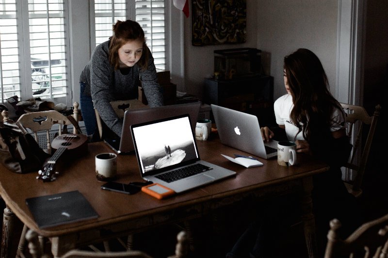 Ile trzeba pracować, aby móc się określać mianem „ekspertki”? W swojej najnowszej książce Dominika Nawrocka daje na to pytanie odpowiedź