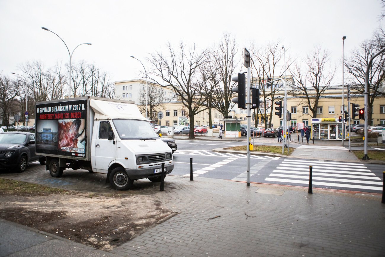 Kontrola w warszawskim Szpitalu Bielańskim. Konsultantka sprawdzi rejestr aborcji i liczbę ciąż obumarłych.