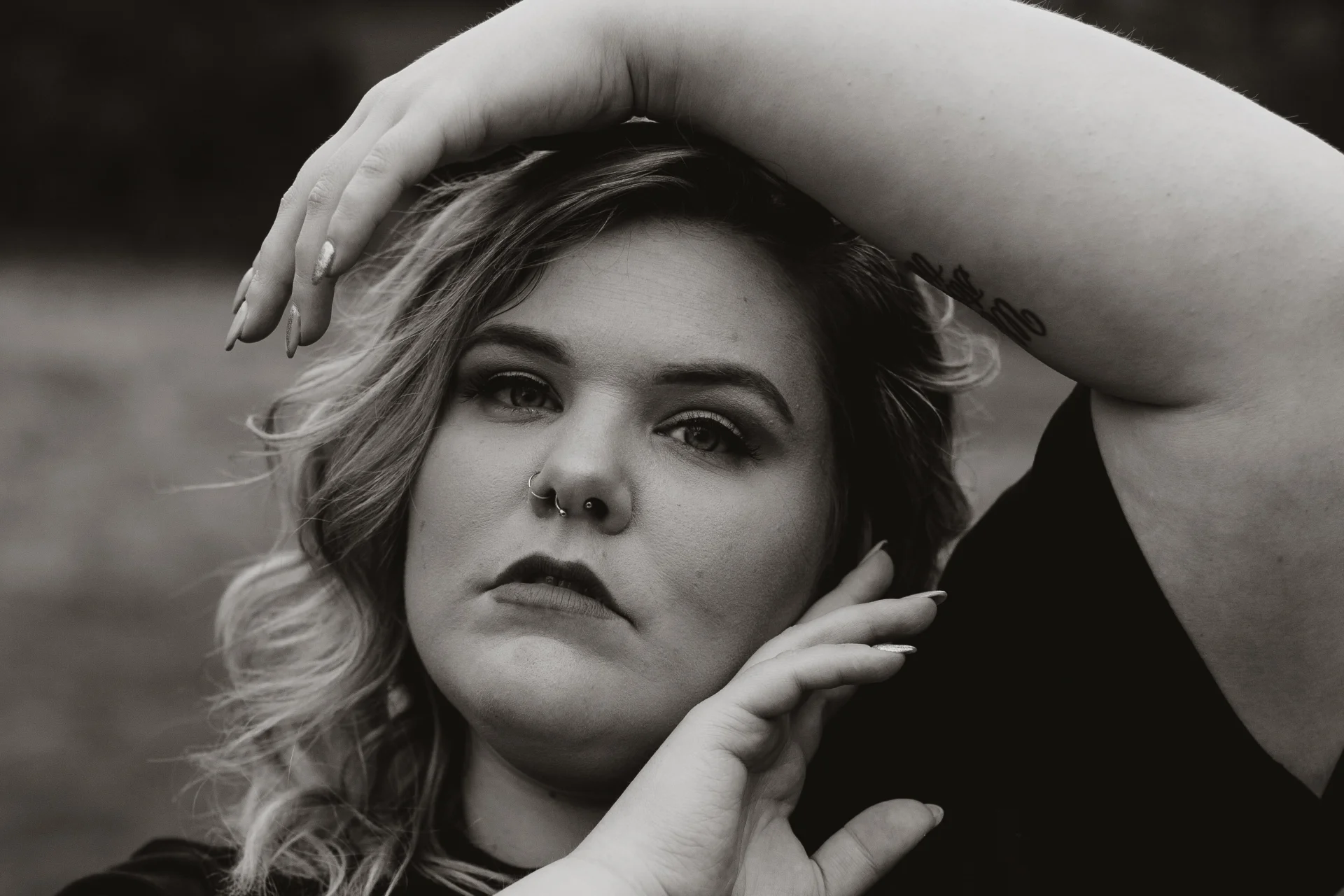 "Nie jesteś gruba, jesteś piękna" - czego nie mówić osobie otyłej? Kobieta plus size pozuje do kamery na czarno-białym zdjęciu