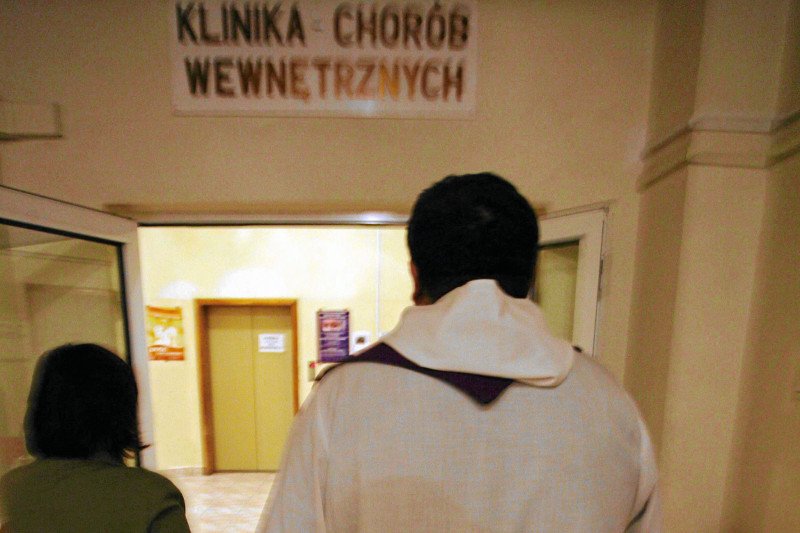 Ksiądz z Piły miał doprowadzić nastolatkę do innej czynności seksualnej. (zdjęcie poglądowe)