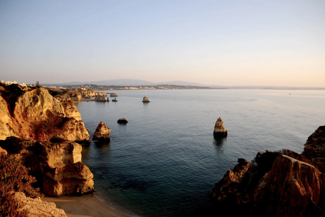 Klify Algarve przyciągają wielu turystów.