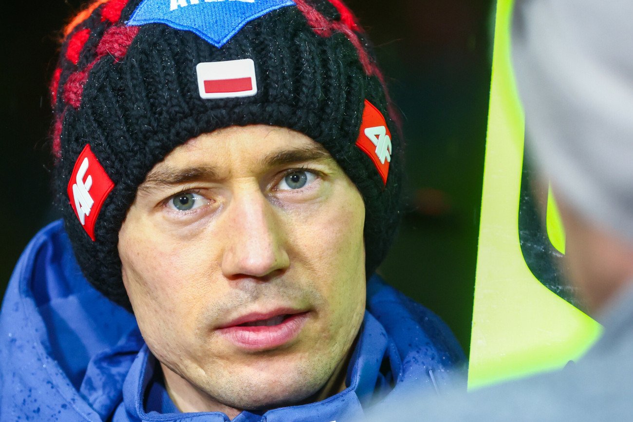 Kamil Stoch w ostatnich tygodniach skakał poniżej oczekiwań swoich i kibiców. Czy mistrz wróci na właściwą ścieżkę?