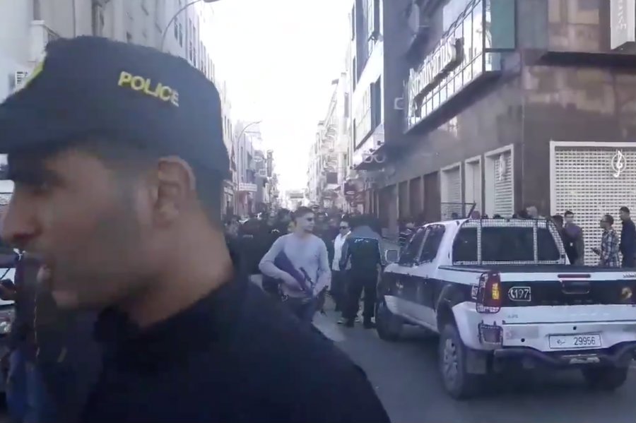 W centrum Tunisu doszło do zamachu terrorystycznego, w którym śmierć poniosła zamachowczyni.