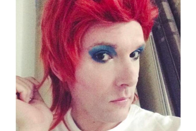 Naukowiec wciela się w Davida Bowiego.