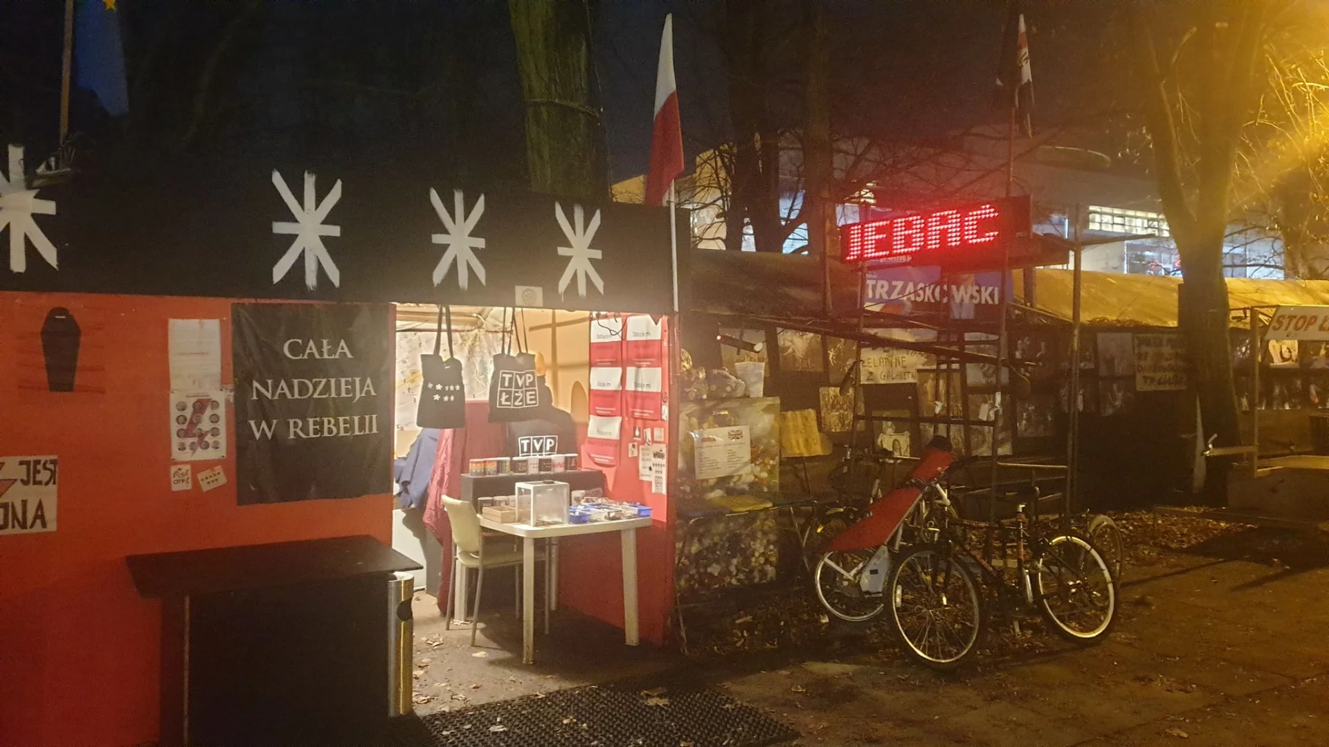 Wejścia do Miasteczka Wolności w pobliżu Ambasady Kanady nie sposób przeoczyć