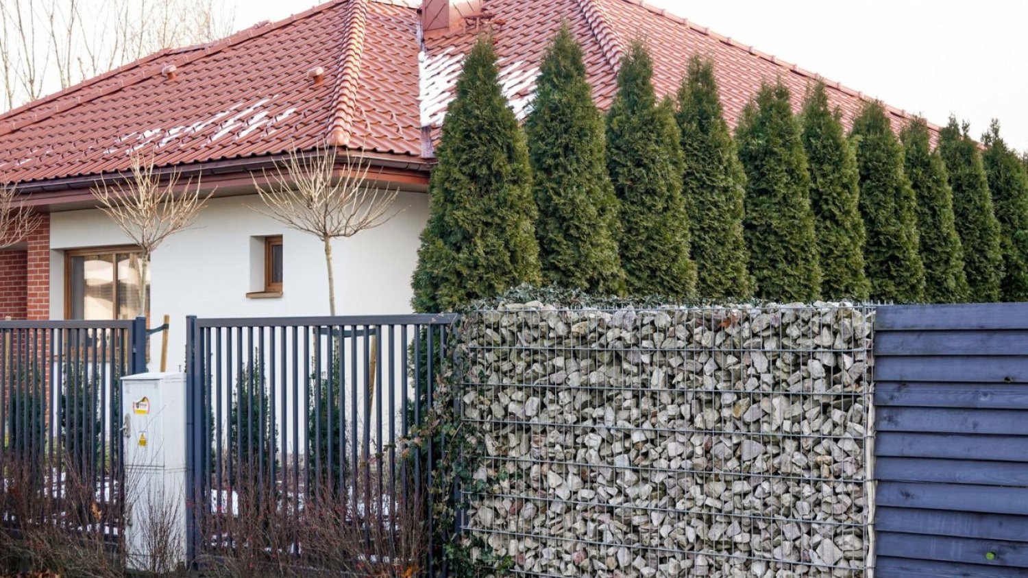 Nowe przepisy w 2025r. Polacy będą musieli zapłacić podatek za płot, ale nie wszyscy. Podatek od ogrodzenia 2025. Wiadomo, kto będzie musiał zapłacić.