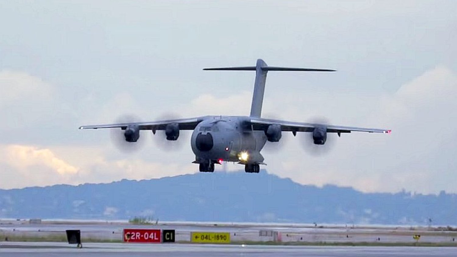 Nowoczesny wojskowy samolot transportowy Airbus A400 uległ katastrofie pod Sewillą w Hiszpanii. Do zdarzenia doszło kilka chwil po starcie.