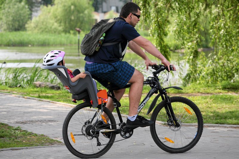 Polscy ojcowie spędzają z dziećmi 53 minuty dziennie