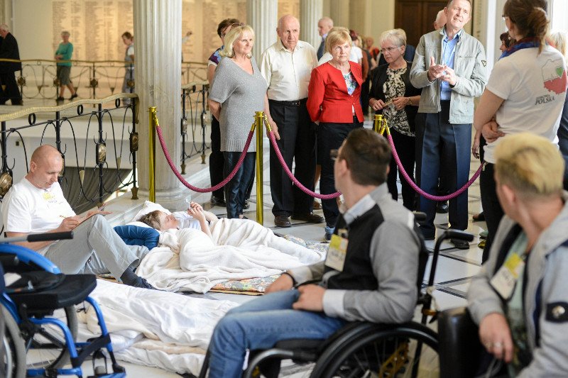 Rodzice i opiekunowie niepełnosprawnych dzieci znów, po czterech latach, protestują w Sejmie.