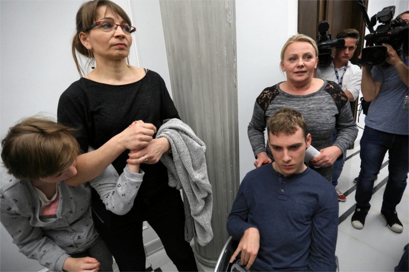 Rząd powiedział niepełnosprawnym, że nie pomoże im, bo nie ma pieniędzy. Ma ją natomiast na inne cele. Odkrył to Miłosz Motyka.