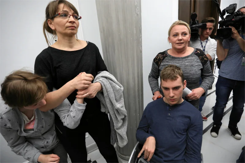 Rząd powiedział niepełnosprawnym, że nie pomoże im, bo nie ma pieniędzy. Ma ją natomiast na inne cele. Odkrył to Miłosz Motyka.