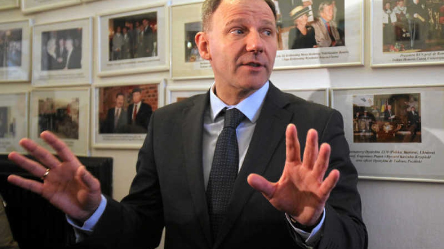 Jacek Protasiewicz pijany na lotnisku we Frankfurcie awanturował się z celnikami i krzyczał "Heil Hitler"? Europoseł zaprzecza