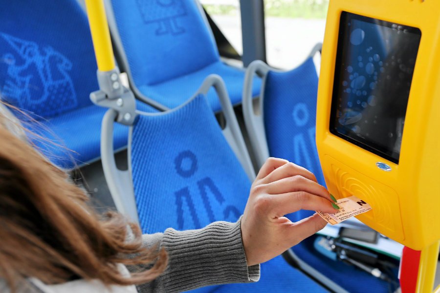 Rumunka nie miała biletu w autobusie ZTM. W wyniku starcia z kontrolerami trafiła z zerwanym więzadłem nadgarstka do szpitala.