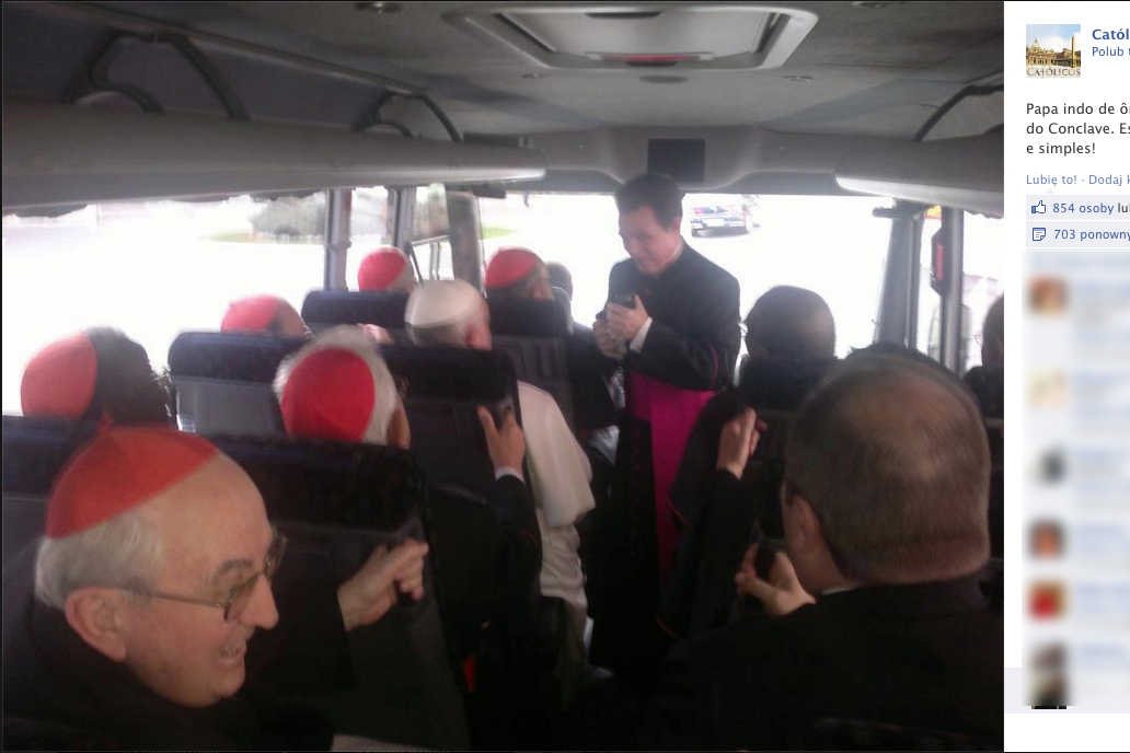 Papież Franciszek w autobusie. Z konklawe wrócił razem z kardynałami.