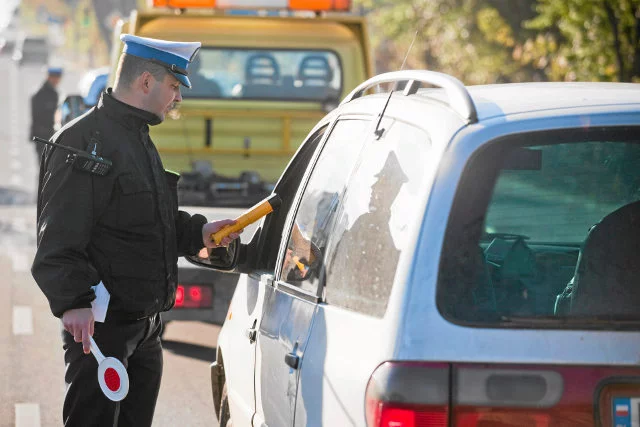 Wyrywkowa kontrola? Nic z tych rzeczy, policjant musi podać konkretny powód zatrzymania pojazdu do kontroli.