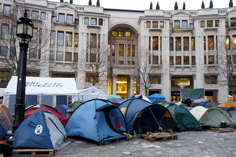 W Londynie namioty wyrosły w ramach akcji protestacyjnej "Occupy London".