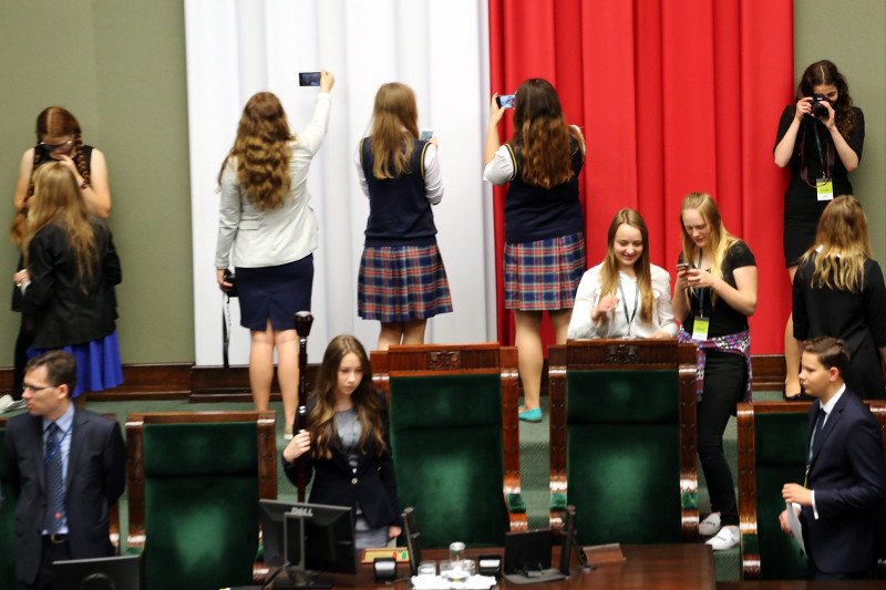 Dekomunizacja - ależ wciągający temat dla młodzieży znalazł marszałek Kuchciński.