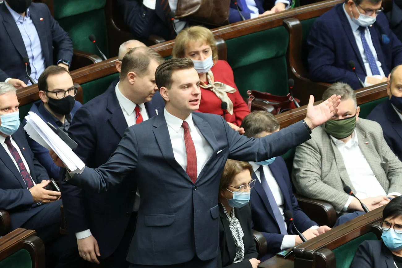 Poseł Konfederacji Jakub Kulesza zachorował, ale i tak pojawił się w Sejmie.