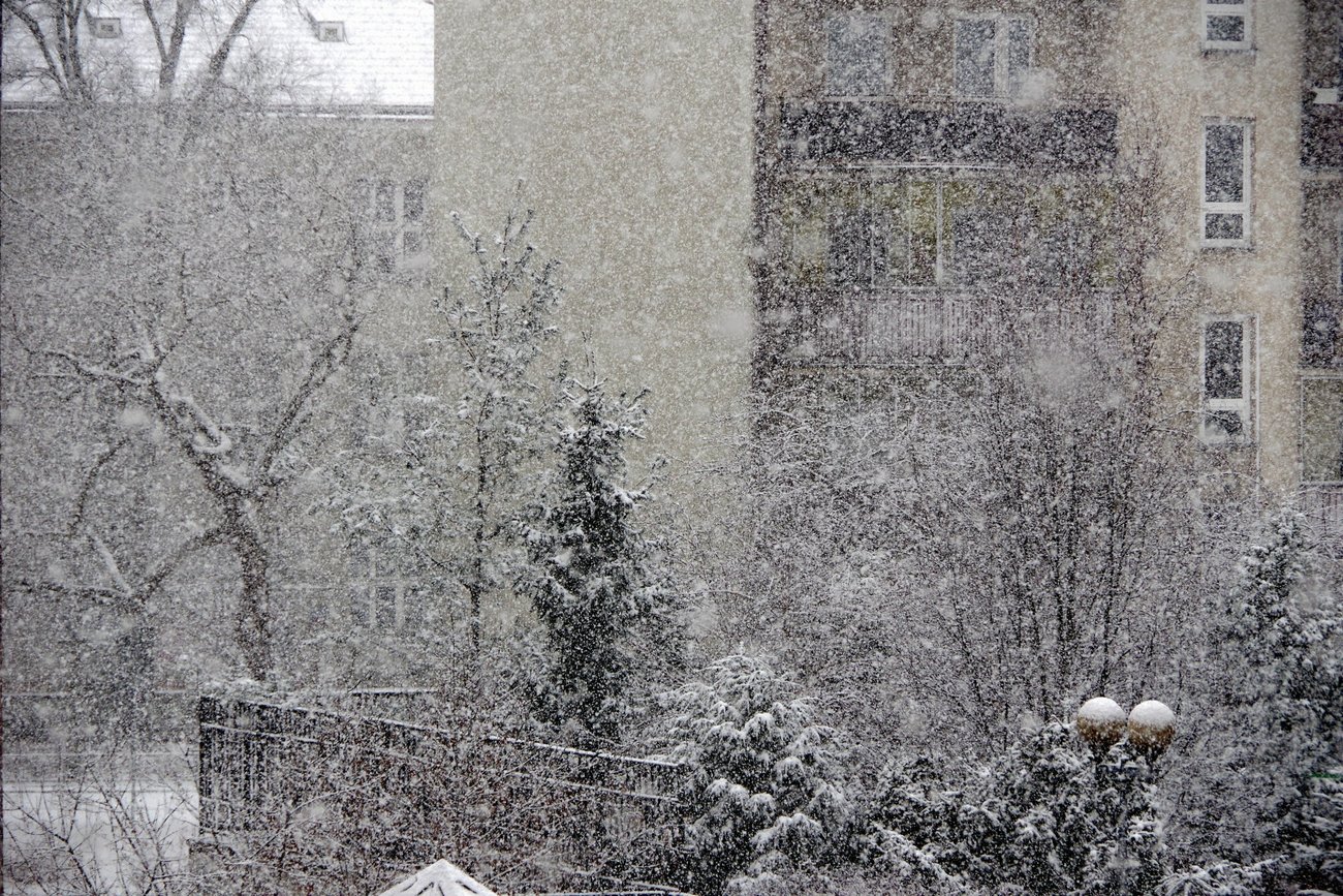 IMGW ostrzega Polaków przed gołoledzią i intensywnymi opadami śniegu.