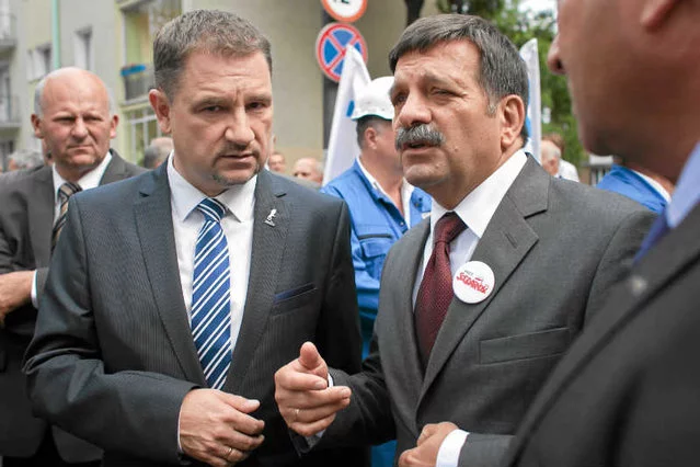 Piotr Duda, przewodniczący "Solidarności", ostro dyskutuje z Januszem Śniadkiem, poseł Prawa i Sprawiedliwości.