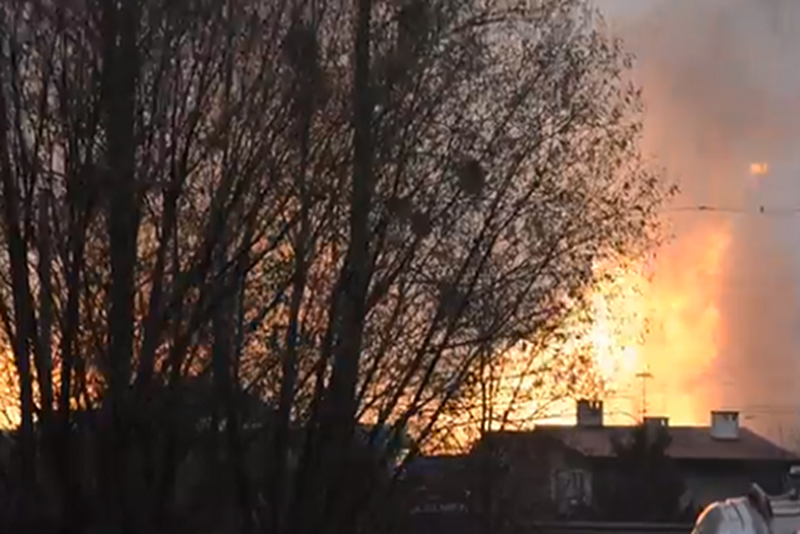 W Jankowie Przygodzkim koparka uszkodziła gazociąg i doszło do dużej eksplozji.