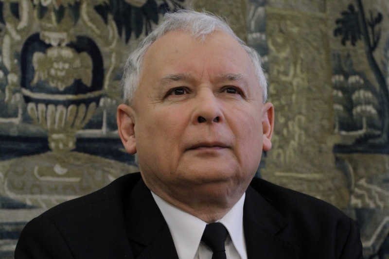 Prawo i Sprawiedliwość znów prowadzi w sondażach, tym razem z 32 proc. poparcia. PO o 8 punktów procentowych mniej